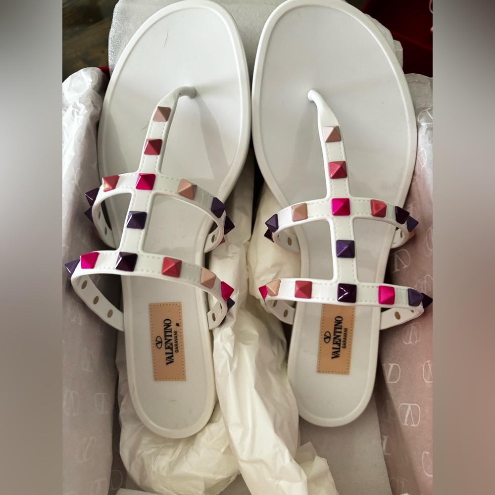 Valentino 5MM Rockstud Thong in Bianco Multi. Size 8 or 38EU